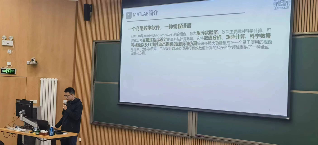 包戴宁帅照